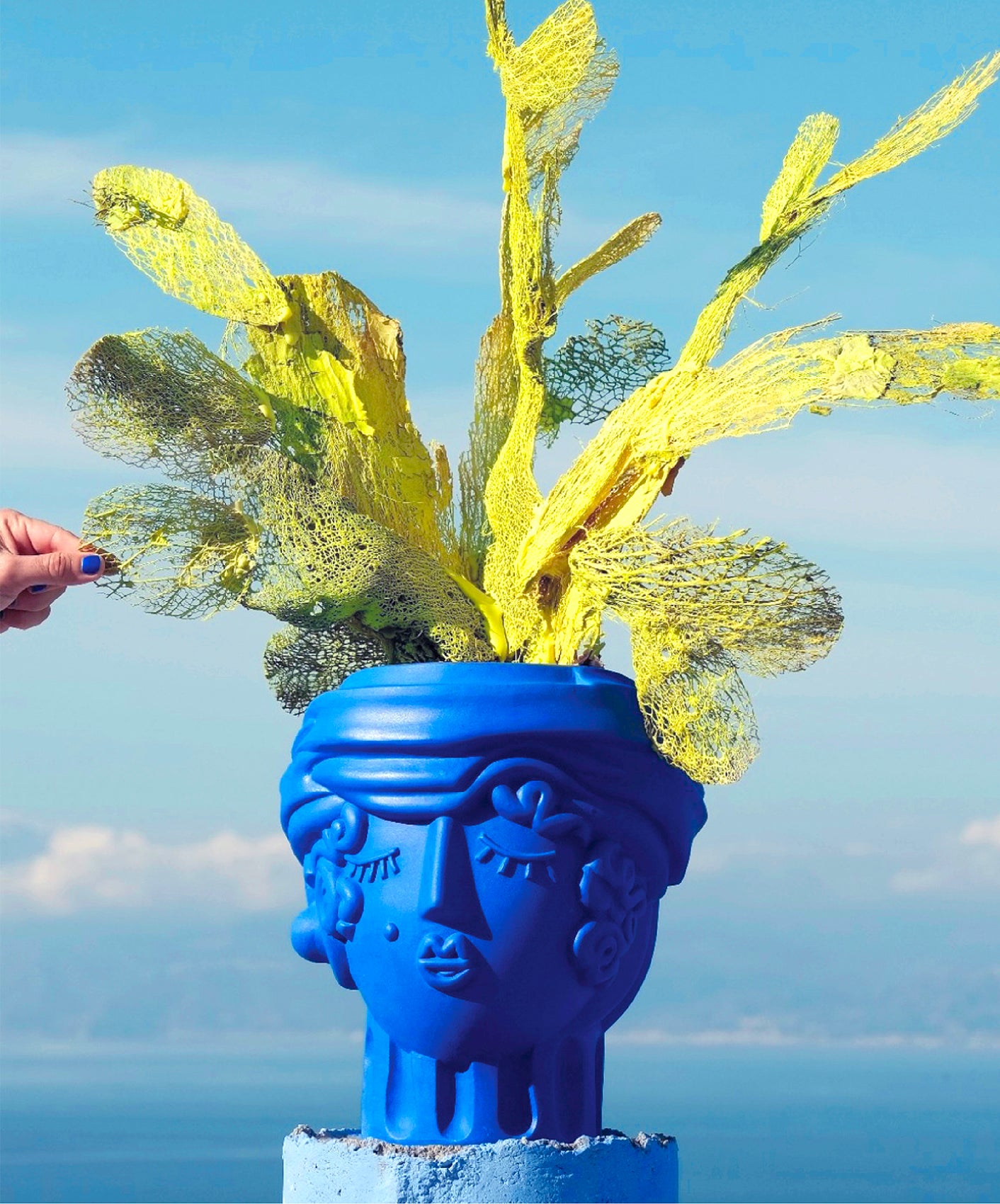 VASE WOMAN - MAGNA GRAECIA BLEU